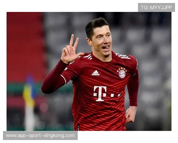 莱万脚踝轻挑球完成连线，拜仁创造又一次绝佳破局点